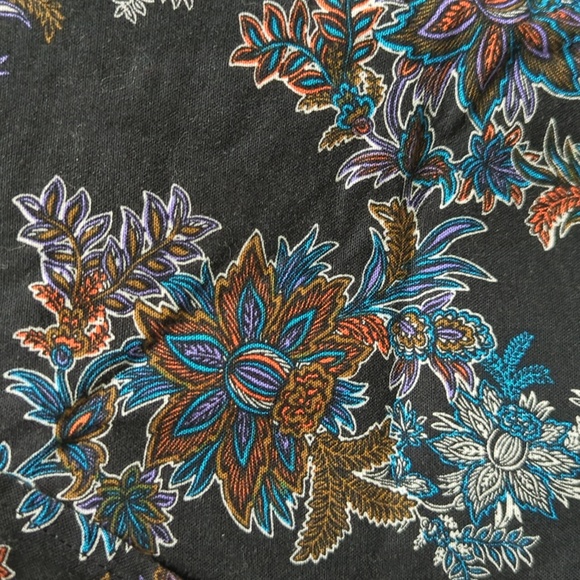 Fun floral top - Picture 3 of 3